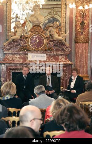 Le président du Festival de Cannes, Gilles Jacob (c), ainsi que Thierry Fremaux (l) et Catherine Demier (r), tiennent une conférence de presse pour annoncer le programme officiel du prochain Festival de Cannes (qui se tiendra du 17 au 28 mai) au Grand Hôtel de Paris, France, le 20 avril 2006. Photo de Laurent Zabulon/ABACAPRESS.COM Banque D'Images