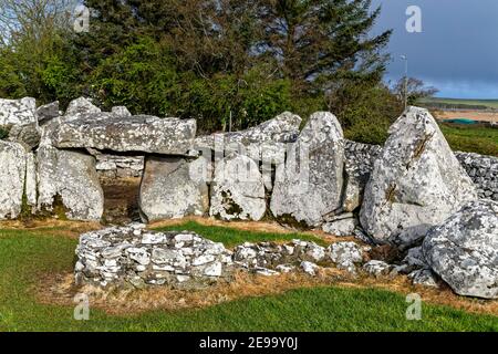 Creevykeel, Comté de Sligo, Irlande. 26 avril 2016. Le Creevykeel court Tomb est situé près de Cliffoney, dans le comté de Sligo, en Irlande. Banque D'Images