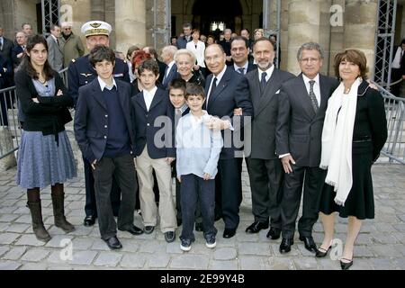 Serge et Olivier Dassault (avec barbe) et leurs familles rendent hommage à leur père Marcel Dassault lors d'une messe célébrée aux Invalides à Paris, France, le 21 avril 2006. 4 avions Rafales ont menti au-dessus des Invalides après la cérémonie. Photo de Laurent Zabulon/ABACAPRESS.COM Banque D'Images