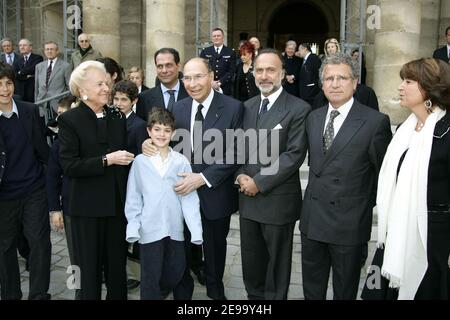 Serge et Olivier Dassault (avec barbe) et leurs familles rendent hommage à leur père Marcel Dassault lors d'une messe célébrée aux Invalides à Paris, France, le 21 avril 2006. 4 avions Rafales ont menti au-dessus des Invalides après la cérémonie. Photo de Laurent Zabulon/ABACAPRESS.COM Banque D'Images