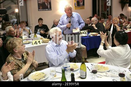 Jean-Marie le Pen, chef du Front National d'extrême-droite, célèbre l'anniversaire de sa qualification pour le tour sectionné de l'élection présidentielle (21 avril 2002). Le Pen le 21 avril 2006, Bruno Gollnisch a organisé un repas patriote au Bois d'Oingt, dans le Beaujolais, près de Lyon, en France. Photo de Vincent Dargent/ABACAPRESS Banque D'Images