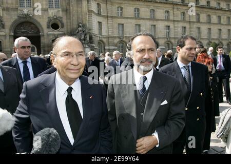 Serge et Olivier Dassault rendent hommage à leur père Marcel Dassault lors d'une messe célébrée aux Invalides à Paris, France, le 21 avril 2006. 4 avions Rafales ont menti au-dessus des Invalides après la cérémonie. Photo de Laurent Zabulon/ABACAPRESS.COM Banque D'Images