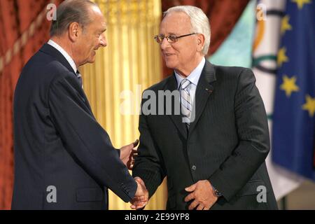 Le président Jacques Chirac se met en présence d'Henri Serancour, chef du Comité olympique français, lors d'une cérémonie à l'Elysée à Paris, en France, le 24 avril 2006. Les médaillés français des Jeux Olympiques d'hiver de 2006 à Turin ont été attribués par le Président à la Légion d'Honneur. Photo de Thierry Orban/Cameleon/ABACAPRESS.COM Banque D'Images