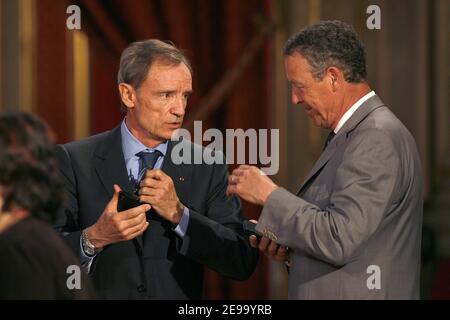 (G-D) Jean-Claude Killy et Guy Drut assistent à une cérémonie à l'Elysée Palace de Paris, France, le 24 avril 2006, où les médaillés français des Jeux Olympiques d'hiver de Turin 2006 ont été remis par le Président Chirac. Photo de Thierry Orban/Cameleon/ABACAPRESS.COM Banque D'Images