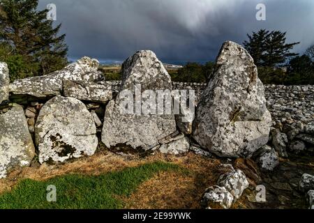 Creevykeel, Comté de Sligo, Irlande. 26 avril 2016. Le Creevykeel court Tomb est situé près de Cliffoney, dans le comté de Sligo, en Irlande. Banque D'Images