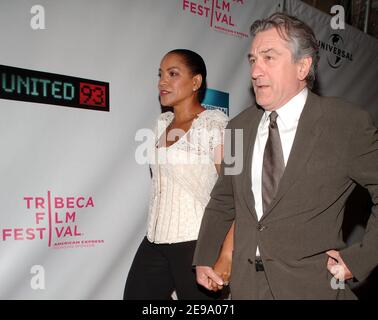 L'acteur Robert de Niro et sa femme Grace Hightower arrivent à la nuit d'ouverture du 5ème Festival annuel du film Tribeca, avec la première du premier long métrage attendu vers le 9/11, 'United 93', qui s'est tenu au théâtre Ziegfuié à New York, NY, USA le 25 avril 2006. Photo de Nicolas Khayat/ABACAPRESS.COM Banque D'Images