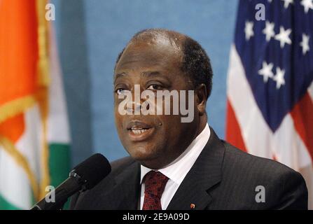 'Charles Konan Banny, Premier ministre de la Côte d'Ivoire, tient un briefing à Washington le 25 avril 2006 pour discuter ''du plan de réunification pour apporter la paix à la Côte d'Ivoire. Actuellement, quelque 7,000 casques bleus des Nations Unies et 4,000 soldats français surveillent une zone tampon entre le nord contrôlé par les rebelles et le sud contrôlé par le gouvernement, le Groupe de travail international (GTI) servant de moniteurs internationaux. Photo par Olivier Douliery/ABACAPRESS.COM' Banque D'Images