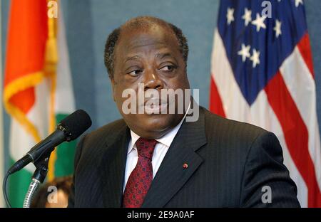 'Charles Konan Banny, Premier ministre de la Côte d'Ivoire, tient un briefing à Washington le 25 avril 2006 pour discuter ''du plan de réunification pour apporter la paix à la Côte d'Ivoire. Actuellement, quelque 7,000 casques bleus des Nations Unies et 4,000 soldats français surveillent une zone tampon entre le nord contrôlé par les rebelles et le sud contrôlé par le gouvernement, le Groupe de travail international (GTI) servant de moniteurs internationaux. Photo par Olivier Douliery/ABACAPRESS.COM' Banque D'Images