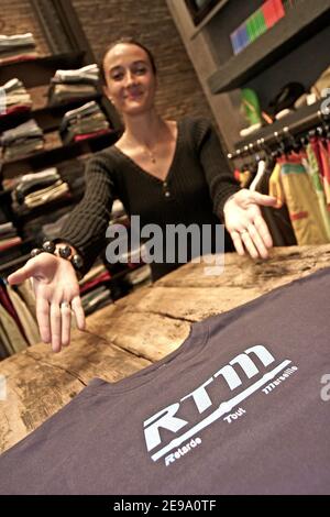 Un tee-shirt écrit « RTM, Retarde tout Marseille » fait allusion à la grève du transport de passagers, photographiée à Marseille, dans le sud de la France, le 26 avril 2006. Photo de Gerald Holubowicz/ABACAPRESS.COM Banque D'Images