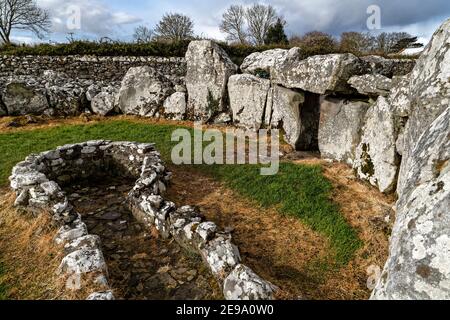 Creevykeel, Comté de Sligo, Irlande. 26 avril 2016. Le Creevykeel court Tomb est situé près de Cliffoney, dans le comté de Sligo, en Irlande. Banque D'Images