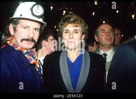 Photo du dossier de l'ancien Premier ministre français, Edith Cresson, le 4 février 1996. Photo de Christophe Guibbbaud/ABACAPRESS.COM Banque D'Images