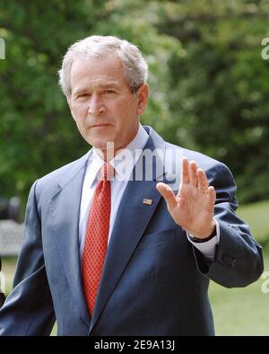 Le 2006 avril 26, le président George W. Bush fait la vague des photographes dans le Rose Garden lors des « enseignants de l'année » nationaux et d'État de 2006 à la Maison Blanche à Washington DC, aux États-Unis. Photo par Olivier Douliery/ABACAPRESS.COM' Banque D'Images