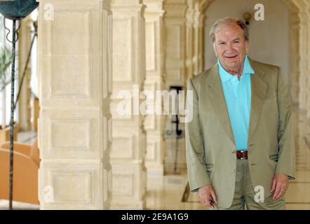 L'acteur français Pierre Mondy pose lors du premier Festival international de télévision de Djerba, en Tunisie, le 28 avril 2006. Photo de Bruno Klein/ABACAPRESS.COM Banque D'Images