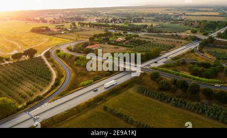 Vue aérienne de Drone: Grande autoroute en Italie entourée par des fermes, des plantations d'Agricutlural, des champs de culture de légumes Banque D'Images