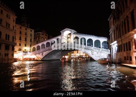 Photo du pont Realto à Venise, Italie, le 28 avril 2006. Photo de Mehdi Taamallah/ABACAPRESS.COM Banque D'Images