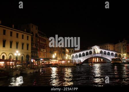 Photo du pont Realto à Venise, Italie, le 28 avril 2006. Photo de Mehdi Taamallah/ABACAPRESS.COM Banque D'Images