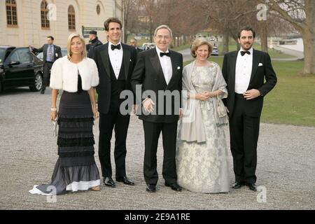 (De gauche à droite) la princesse Marie-Chantal, le prince Pavlos, le roi Constantin, la reine Anne-Marie et le prince Nikolaos de Grèce arrivent à l'avant-anniversaire privé de Carl XVI Gustaf de Suède au palais Drottningholm le 29 avril 2006. Photo de Nebinger-Orban/ABACAPRESS.COM Banque D'Images