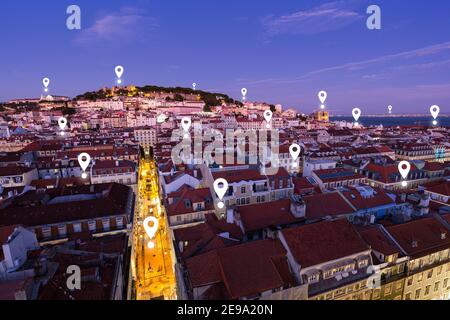 Cartes des icônes sur le paysage urbain de Lisbonne au crépuscule. Vue sur le centre-ville de Lisbonne, Portugal, depuis le haut dans la soirée. Banque D'Images