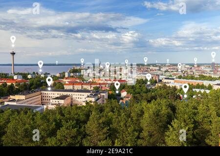 Icônes de carte sur le paysage urbain de Tampere. La tour d'observation de Näsinneula et la ville de Tampere, en Finlande, vue d'en haut, par une journée ensoleillée en été. Banque D'Images