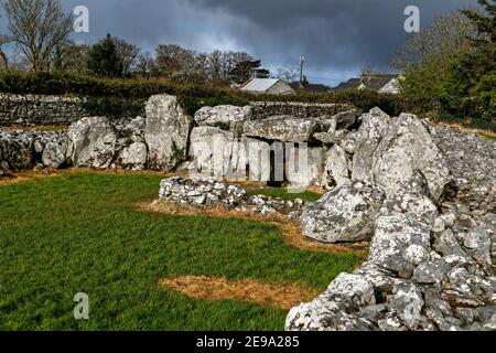 Creevykeel, Comté de Sligo, Irlande. 26 avril 2016. Le Creevykeel court Tomb est situé près de Cliffoney, dans le comté de Sligo, en Irlande. Banque D'Images