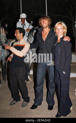 Les acteurs français Sofiane Belmouden, Laurent Kerucore et Rebecca Hampton assistent à la première cérémonie d'ouverture du Festival International de télévision de Djerba, à Djerba, en Tunisie, le 29 avril 2006. Photo de Bruno Klein/ABACAPRESS.COM Banque D'Images