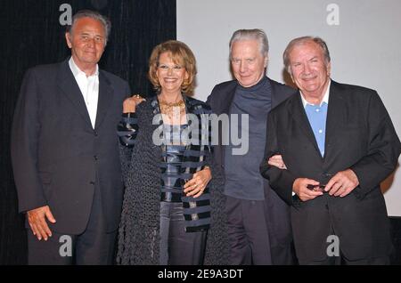 (De gauche à droite) Roger Hanin, Claudia Cardinale, Maurice Jarre, Pierre Mondy assistent à la cérémonie de clôture du premier Festival international de télévision de Djerba, à Djerba, en Tunisie, le 30 avril 2006. Photo de Bruno Klein/ABACAPRESS.COM Banque D'Images