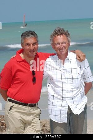 Rachid Arhab et Nelson Monfort posent lors du premier Festival international de télévision de Djerba à Djerba, Tunisie, le 30 avril 2006. Photo de Bruno Klein/ABACAPRESS.COM Banque D'Images