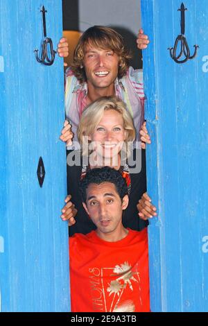 Les acteurs français et l'actrice Sofiane Belmouden, Rebecca Hampton et Lauren Kerustore posent lors du premier Festival international de télévision de Djerba, à Djerba, en Tunisie, le 29 avril 2006. Photo de Bruno Klein/ABACAPRESS.COM Banque D'Images