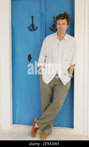 L'acteur français Philippe Caroit pose à Djerba, Tunisie, le 30 avril 2006, lors du premier Festival international de télévision de Djerba. Photo de Bruno Klein/ABACAPRESS.COM. Banque D'Images