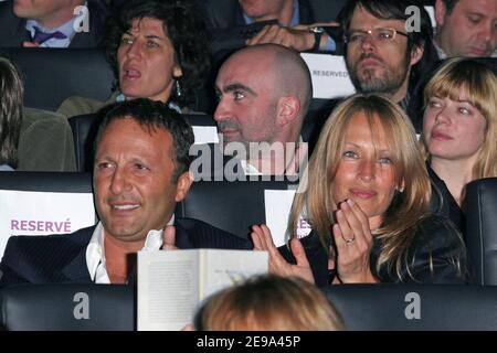 Arthur, présentateur de télévision française, et son épouse Estelle assistent à la première de 'Comme t'y es belle !' Au théâtre Publicis à Paris, France, le 2 mai 2006. Photo de Denis Guignebourg/ABACAPRESS.COM Banque D'Images