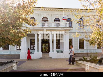 Russie, Crimée, Feodosia le 18 septembre 2020 - entrée à l'un des plus anciens musées d'Europe - le Musée du Lore local sur l'avenue Aivazovsky, maison 11. R Banque D'Images