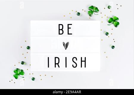 Visionneuse avec salutation de Saint Patrick et shamrock de vert coeurs en verre Banque D'Images