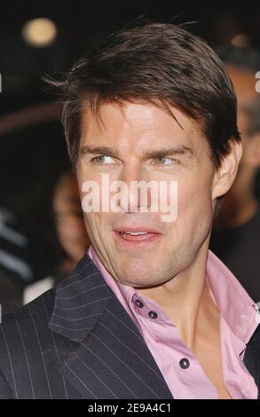 Tom Cruise, acteur et acteur, arrive à la troisième première de la journée « la mission impossible », qui s'est tenue au théâtre Ziegfeld, en conjonction avec le 5e Festival annuel du film Tribeca à New York, le mercredi 3 mai 2006. Photo de Nicolas Khayat/ABACAPRESS.COM Banque D'Images