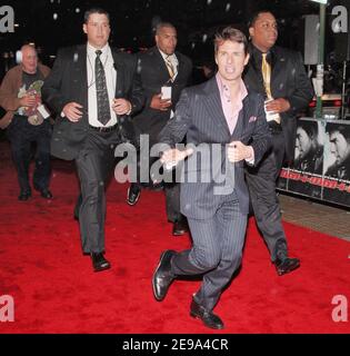 Tom Cruise, acteur et acteur, arrive à la troisième première de la journée « la mission impossible », qui s'est tenue au théâtre Ziegfeld, en conjonction avec le 5e Festival annuel du film Tribeca à New York, le mercredi 3 mai 2006. Photo de Nicolas Khayat/ABACAPRESS.COM Banque D'Images