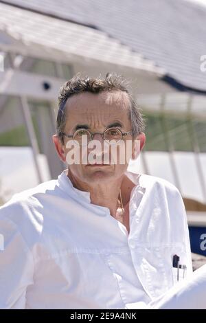 Le grand chef français Michel bras pose devant son hôtel-restaurant « Mechel bras », à Laguiole, en France, le 4 mai 2006. Le restaurant « Mechel bras » a 3 étoiles dans le guide Michelin. Photo de Pascal Parrot/ABACAPRESS.COM Banque D'Images