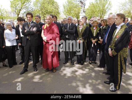 Matthieu Ricard et la famille de Claude Sarraute lors des funérailles de Jean-François Revel au cimetière Montparnasse à Paris le 5 mai 2006. Photo de Bruno Klein/ABACAPRESS.COM. Banque D'Images