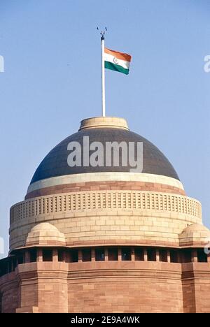 Le dôme du palais présidentiel 'Rastrapathi Bhavan' à New Delhi, Inde, le 2005 décembre. 'Rashtrapati Bhavan', la résidence officielle du président indien Abdul Kalam a été construite en 1912 sur une superficie de 330 hectares avec un jardin privé conçu par l'illustre architecte Lutyens l'imposante structure surpasse presque tous les autres monuments à proximité. Cette merveille architecturale est un mélange de styles moghol et occidental et trois fois plus grande que l'Elysée français. Les colonnes à l'entrée principale ont des cloches sculptées dans elles et Lutyens les a conçues avec l'idée que depuis t Banque D'Images