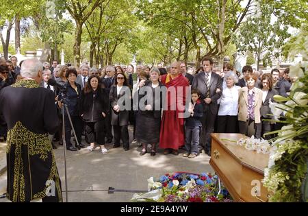 Matthieu Ricard et la famille de Claude Sarraute lors des funérailles de Jean-François Revel au cimetière Montparnasse à Paris le 5 mai 2006. Photo de Bruno Klein/ABACAPRESS.COM. Banque D'Images