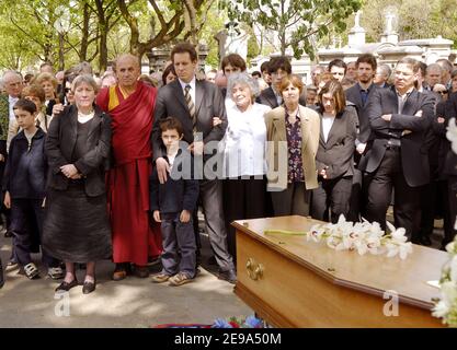 Matthieu Ricard et la famille de Claude Sarraute lors des funérailles de Jean-François Revel au cimetière Montparnasse à Paris le 5 mai 2006. Photo de Bruno Klein/ABACAPRESS.COM. Banque D'Images