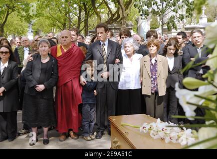 Matthieu Ricard et la famille de Claude Sarraute lors des funérailles de Jean-François Revel au cimetière Montparnasse à Paris le 5 mai 2006. Photo de Bruno Klein/ABACAPRESS.COM. Banque D'Images