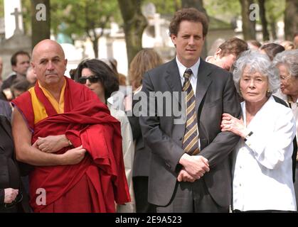 Matthieu Ricard et la famille de Claude Sarraute lors des funérailles de Jean-François Revel au cimetière Montparnasse à Paris le 5 mai 2006. Photo de Bruno Klein/ABACAPRESS.COM. Banque D'Images