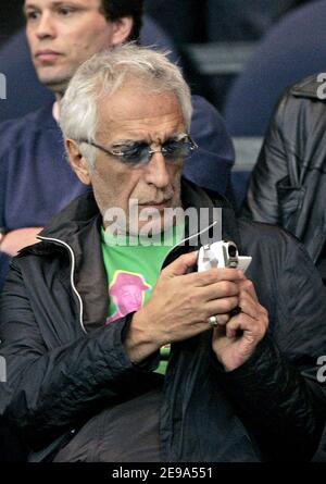 L'acteur français Gerard Darmon et son fils assistent au match de football de première ligue de France Paris Saint-Germain contre Ajaccio au Parc des Princes à Paris, France, le 6 mai 2006. Ajaccio a gagné 4-2. Photo de Laurent Zabulon/ABACAPRESS.COM Banque D'Images