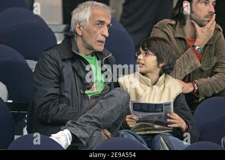 L'acteur français Gerard Darmon et son fils assistent au match de football de première ligue de France Paris Saint-Germain contre Ajaccio au Parc des Princes à Paris, France, le 6 mai 2006. Ajaccio a gagné 4-2. Photo de Laurent Zabulon/ABACAPRESS.COM Banque D'Images