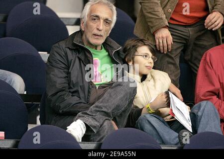 L'acteur français Gerard Darmon et son fils assistent au match de football de première ligue de France Paris Saint-Germain contre Ajaccio au Parc des Princes à Paris, France, le 6 mai 2006. Ajaccio a gagné 4-2. Photo de Laurent Zabulon/ABACAPRESS.COM Banque D'Images