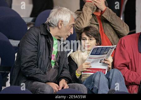 L'acteur français Gerard Darmon et son fils assistent au match de football de première ligue de France Paris Saint-Germain contre Ajaccio au Parc des Princes à Paris, France, le 6 mai 2006. Ajaccio a gagné 4-2. Photo de Laurent Zabulon/ABACAPRESS.COM Banque D'Images