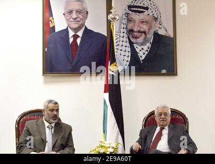 Le président de l'Autorité palestinienne Mahmoud Abbas assiste à une réunion avec le Premier ministre palestinien Ismail Haniya, le ministre des Affaires étrangères Mahmud Al-Zahar et le ministre de l'intérieur Saed Syam à Gaza le 6 mai 2006. Photo de Mohamed Atta/ABACAPRESS.COM Banque D'Images