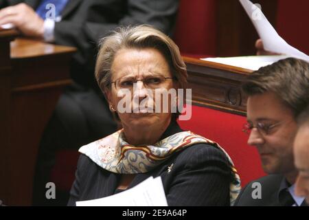 La ministre française de la Défense, Michele Alliot-Marie, a pris la photo lors de l'heure des questions à l'Assemblée nationale à Paris, en France, le 9 mai 2006. Photo de Thierry Orban/ABACAPRESS.COM Banque D'Images