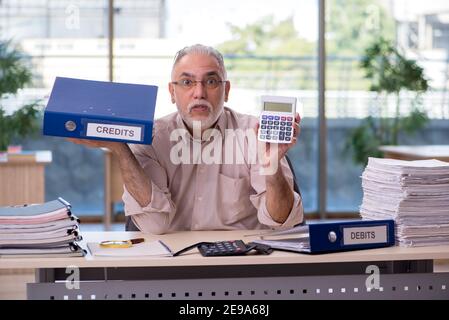 Un homme expérimenté livre dans le concept de planification de budget Banque D'Images