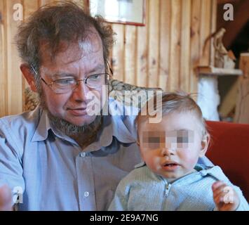 EXCLUSIF - Francis Cruzelle, compagnon de Nathalie Gettliffe, pose avec son fils Jean-Philippe dans leur maison de Saint-Alban-de-Bay, France, le 11 mai 2006. À Vancouver, Nathalie Gettliffe s'est vu refuser la liberté sous caution et a reçu l'ordre de rester en prison pendant qu'elle est enceinte jusqu'à son procès, date fixée le 17 juillet. Photo de Vincent Dargent/ABACAPRESS.COM Banque D'Images