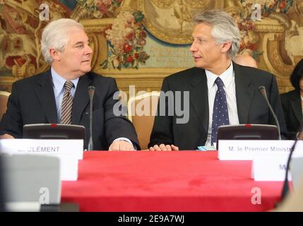 Le Premier ministre français Dominique de Villepin et le ministre de la Justice Pascal Clement lors d'une conférence sur l'exclusion à l'Hôtel de Matignon, le 12 mai 2006. Photo de Mehdi Taamallah/ABACAPRESS.COM Banque D'Images